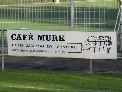 833700 Afbeelding van een reclamebord van 'Café Murk: Goed, Gezellig en... Gastvrij' (Anton Geesinkstraat 6), langs een ...
